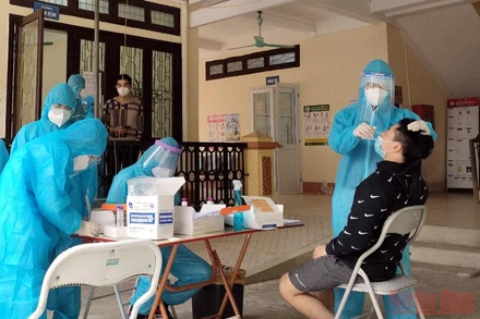 Lấy mẫu xét nghiệm truy vết tại huyện Ba Bể. 