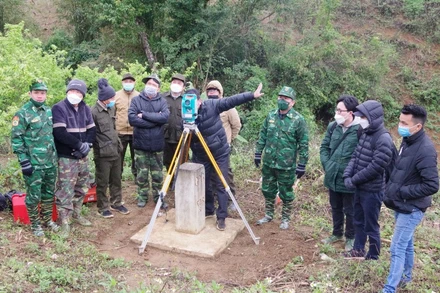 Hai bên đo tọa độ xác định vị trí các cọc dấu.