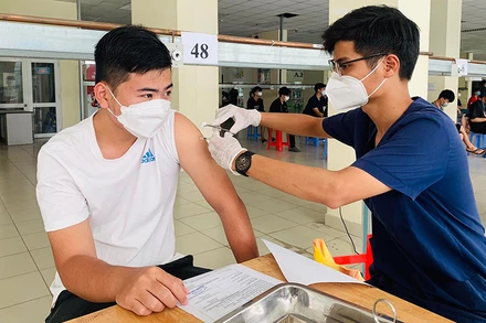 Sinh viên Ký túc xá Đại học Quốc gia Thành phố Hồ Chí Minh được tiêm vaccine mũi 3 phòng Covid-19.