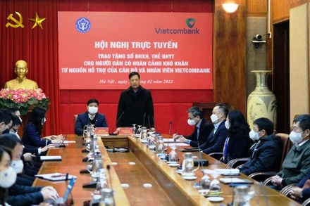 Hội nghị trực tuyến trao tặng sổ bảo hiểm xã hội, thẻ bảo hiểm y tế cho người dân có hoàn cảnh khó khăn.