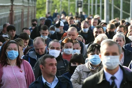 Không nên bỏ khẩu trang ở nơi đông người.