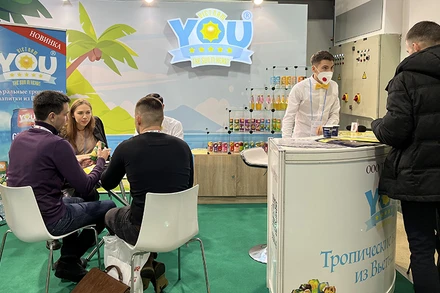 Một gian hàng đồ uống thương hiệu Việt Nam tại Hội chợ ẩm thực quốc tế lần thứ 29, vừa khai mạc tại Moskva ngày 7/2, cho thấy Nga đang từng bước “mở cửa” sau đại dịch Covid-19 (Ảnh: QUẾ ANH)