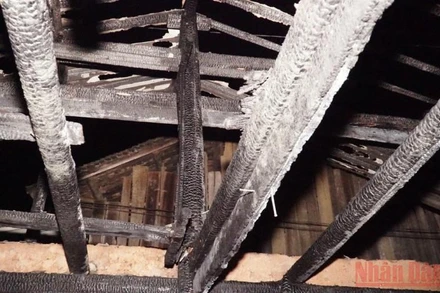 Vụ cháy thiêu rụi toàn bộ ngôi nhà gỗ, trần tường của ông Sồ Chứ, ở xã Pha Long, huyện Mường Khương (Lào Cai).