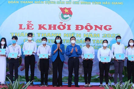 Tặng học bổng “Thắp sáng ước mơ” cho các em học sinh, sinh viên. 