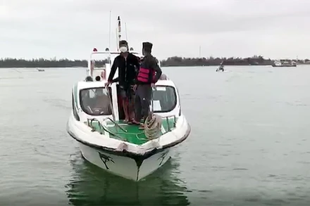 Chiều tối 26/2, lực lượng chức năng vẫn khẩn trương tìm kiếm 4 nạn nhân còn mất tích. (Ảnh: TẤN NGUYÊN)