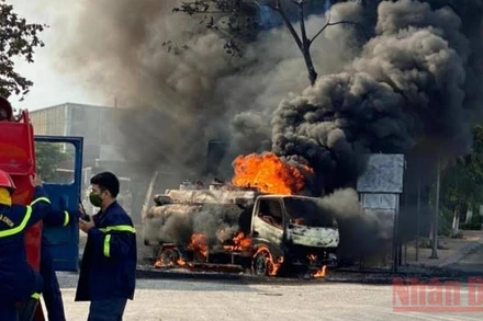 Biểu dương lái xe bồn đang cháy di chuyển khỏi cây xăng