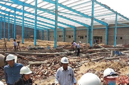 Hiện trường vụ sập tường khiến 7 người chết ở Vĩnh Long xảy ra ngày 15/3/2019. (Ảnh: BÁ DŨNG) 