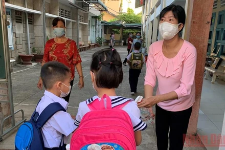 Học sinh Trường Tiểu học Thực hành, Trường Cao đẳng Cần Thơ ngày đầu học trực tiếp.