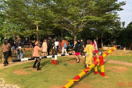 Du khách vui chơi tại Làng Văn hóa-Du lịch các dân tộc Việt Nam.