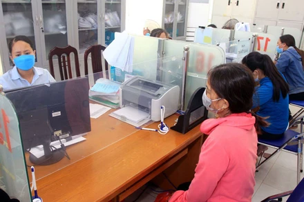 Người dân đến làm các thủ tục chi trả bảo hiểm thất nghiệp tại Trung tâm Dịch vụ việc làm tỉnh Thái Bình.