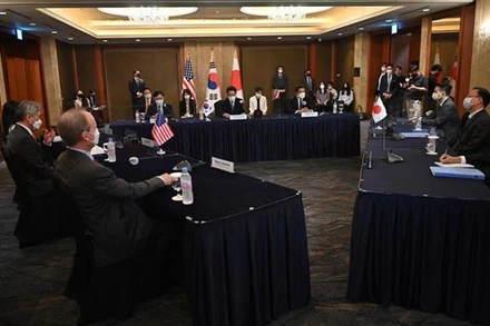 Các nhà đàm phán hàng đầu của Mỹ, Hàn Quốc và Nhật Bản tại cuộc họp ba bên ở Seoul (Hàn Quốc), hồi tháng Sáu năm ngoái. (Ảnh: AFP/TTXVN)