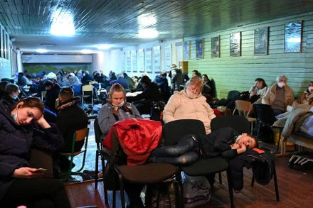 Người dân Ukraine tập trung tại 1 hầm trú ẩn không kích ở Kiev, Ukraine, ngày 25/2/2022. Ảnh: REUTERS