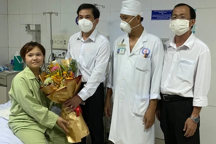 Các bác sĩ Bệnh viện đa khoa Sóc Trăng chúc mừng chi A. sau khi bình phục.