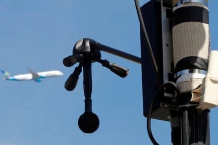 Radar chống ồn đặt tại Villeneuve-le-Roi cạnh sân bay Paris Orly, Pháp. (Ảnh: REUTERS)