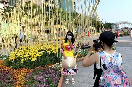 Người dân thành phố Hồ Chí Minh tham quan tại đường hoa Nguyễn Huệ 2022.