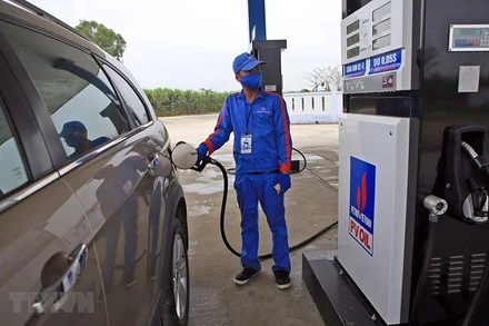 Mua bán xăng dầu tại một điểm kinh doanh xăng dầu ở Hà Nội. (Ảnh: TTXVN)