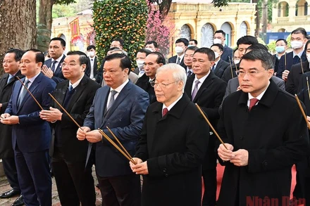 Tổng Bí thư Nguyễn Phú Trọng thành kính dâng hương tưởng nhớ các bậc tiên đế, hiền tài, các anh hùng, liệt sĩ có công với đất nước. Ảnh: ĐĂNG KHOA