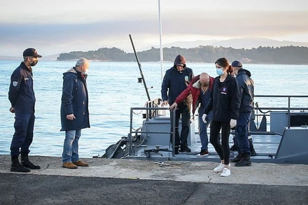 Các hành khách thoát khỏi đám cháy trên phà Euroferry Olympia được Lực lượng tuần duyên Hy Lạp chuyển về cảng Corfu, Hy Lạp, ngày 18/2/2022. (Ảnh: Eurokinissi/REUTERS)