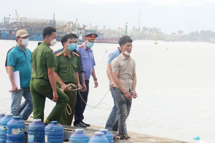 Cơ quan chức năng đưa Trần Văn Viên đến nơi đối tượng ném con gái xuống sông.