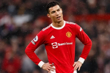 Ronaldo thất vọng sau trận hòa 1-1 của MU trước Southampton. (Ảnh: stadiumastro)