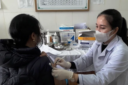 Nhân lực y tế tiêm chủng phòng Covid-19 cho người dân thành phố Thanh Hóa.