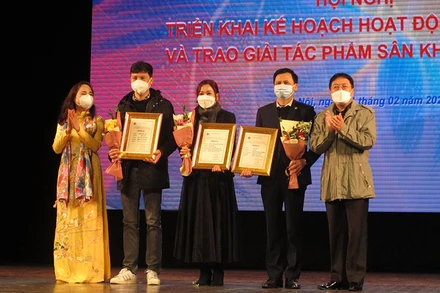 Đại diện các Nhà hát nhận Giải A vở diễn sân khấu. (Ảnh: Đào Anh)