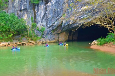 Khám phá động Phong Nha bằng kayak.
