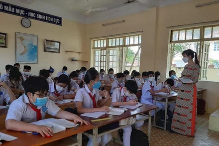  Ca F0 tăng, Trường Trung học cơ sở Lương Thế Vinh, thành phố Tuy Hòa đến lớp học trực tiếp thực hiện nghiêm các biện pháp phòng, chống dịch Covid-19. 