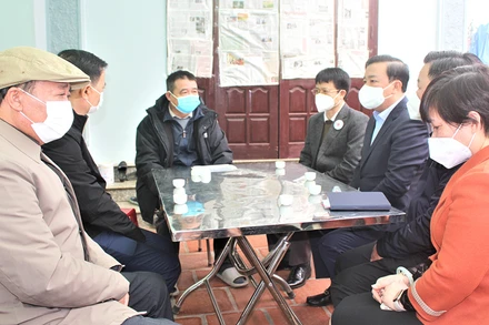 Phó Chủ tịch UBND thành phố Hà Nội Chử Xuân Dũng động viên, chia buồn với đại diện gia đình ông Ngô Văn Đẩn. (Ảnh: Đình Tuấn)