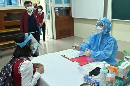 Diễn tập phương án đón học sinh quay trở lại trường tại trường Trung học cơ sở Giảng Võ (quận Ba Đình, Hà Nội). (Ảnh: DUY LINH)