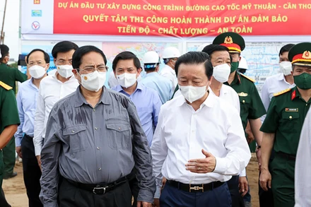Thủ tướng Phạm Minh Chính tới kiểm tra, nắm tình hình, xử lý các khó khăn, vướng mắc tại dự án cao tốc Mỹ Thuận-Cần Thơ và dự án cầu Mỹ Thuận 2. Ảnh: VGP/Nhật Bắc