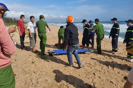 Lực lượng cứu hộ đưa nạn nhân mới bị đuối nước sáng 17/2, tại bờ biển thành phố Tuy Hòa lên bờ.