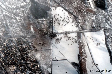 Hình ảnh vệ tinh cho thấy ảnh hưởng của pháo kích trên các cánh đồng trống dọc theo Phố Soborna ở vùng ngoại ô phía đông bắc của Kharkiv, Ukraine, ngày 26/2/2022. Ảnh: BlackSky/REUTERS