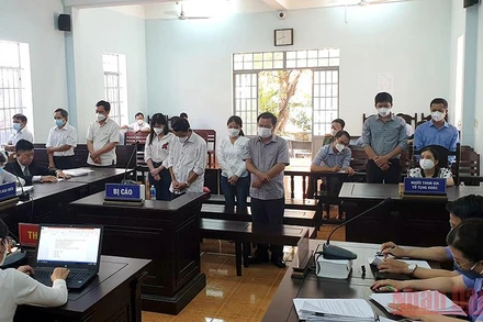 Các bị cáo tại phiên tòa xét xử. 