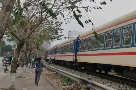 Khu vực xảy ra vụ tai nạn tàu hỏa sáng 4/2, tại Km 6+090 khu gian Giáp Bát - Văn Điển tuyến đường sắt bắc - nam, làm một người chết, một người bị thương nặng. (Ảnh: atgt.vn)