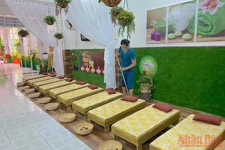 Giáo viên Trường mầm non Bình Minh (quận Hải Châu, TP Đà Nẵng) vệ sinh trường, lớp chuẩn bị đón học sinh trở lại trường.