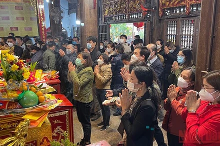 Hầu hết người dân đến du xuân, lễ phủ đều tuân thủ nghiêm việc đeo khẩu trang phòng Covid-19.