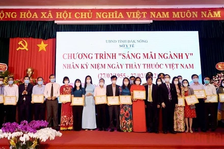 Trao tặng khen thưởng của ngành y tế cho các tập thể và cá nhân có thành tích xuất sắc trong thực hiện nhiệm vụ năm 2021.