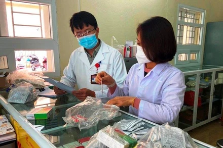 Thành viên tổ tư của Bệnh viện Công an Thanh Hóa kiểm tra túi thuốc điều trị, cấp phát cho bệnh nhân.