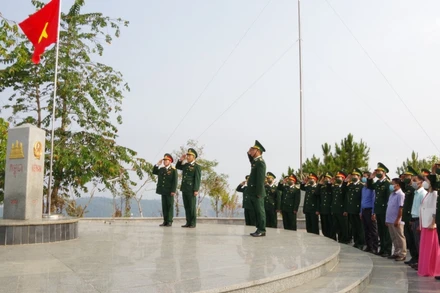 Chào cờ chủ quyền tại cột mốc ngã ba biên giới Việt Nam-Lào-Campuchia.