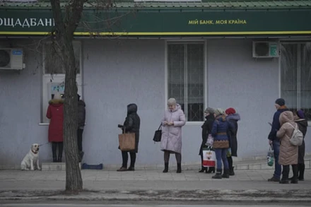 Người dân xếp hàng rút tiền ở Luhansk. (Ảnh: AP)