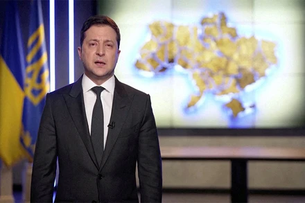 Tổng thống Ukraine Zelenskiy nói tiếng Nga trong bài phát biểu tại Kiev, ngày 24/2. (Ảnh: Reuters)