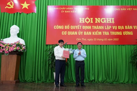 Đồng chí Trần Cẩm Tú trao quyết định thành lập vụ địa bàn VIII tại thành phố Cần Thơ. (Ảnh: THANH TÂM) 