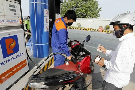 Mua, bán xăng tại cửa hàng bán lẻ xăng, dầu Petrolimex. (Ảnh: Trần Việt/TTXVN)