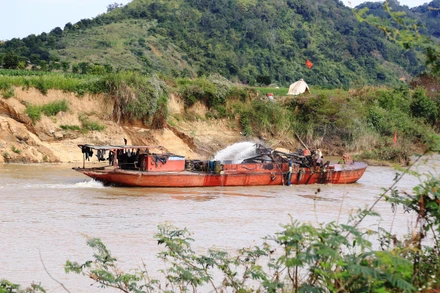 Sông Krông Nô có rất nhiều đơn vị khai thác cát nhưng nguồn thuế thu được còn chưa sát với thực tế sản lượng khai thác.