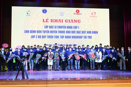 Các giảng viên và các bác sĩ tham gia lớp thứ hai dự án 585 do Quỹ Thiện Tâm tài trợ.