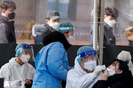 Lấy mẫu xét nghiệm Covid-19 tại 1 nhà ga ở Seoul, Hàn Quốc, ngày 10/2/2022. (Ảnh: REUTERS)