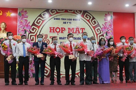 Tặng hoa, quà cho các Thầy thuốc nhân dân, Thầy thuốc ưu tú tại buổi họp mặt.