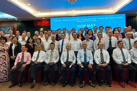 Lãnh đạo thành phố Hồ Chí Minh chụp hình lưu niệm với các đại biểu trong buổi họp mặt.