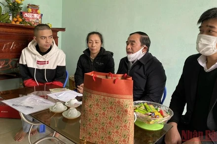 Thăm, tặng quà tân binh huyện Vũ Thư, tỉnh Thái Bình lên đường nhập ngũ.